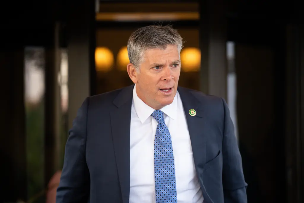 El representante Darin LaHood dijo que Temu ha «abusado de nuestras leyes comerciales» y advirtió de que su propiedad china «ha elevado el riesgo para los consumidores estadounidenses, con el potencial de permitir la transferencia de datos privados y sensibles a adversarios extranjeros.» 