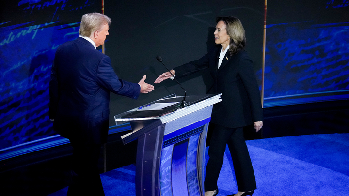 La vicepresidenta Kamala Harris y el expresidente Trump se dan la mano durante el debate en el National Constitution Center de Filadelfia el martes 10 de septiembre de 2024. (Doug Mills/The New York Time/Bloomberg vía Getty Images)