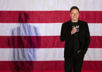 Elon Musk desata la ira de los demócratas al ofrecer millonarios incentivos, acusándolo de intentar comprar votos