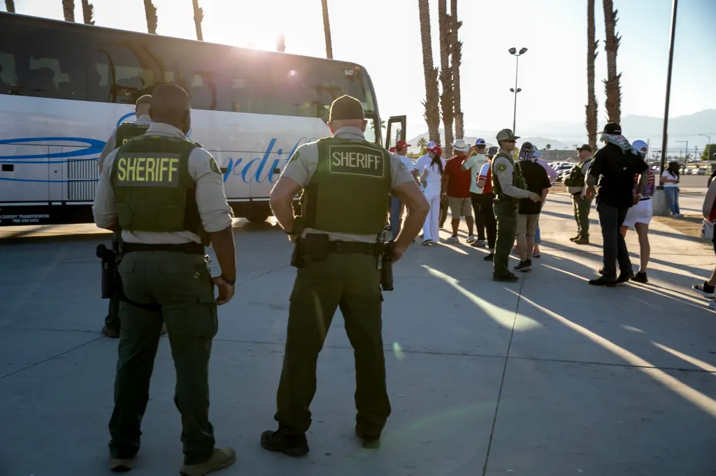 Agentes del sheriff del condado de Riverside en el exterior de Coachella durante el mitin de Trump del sábado.