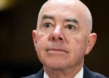 No queda dinero para responder a las víctimas de los huracanes, después de que FEMA gastara 1.400 millones de dólares en migrantes