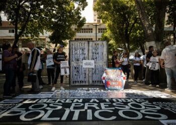 "Le están dando comida con gusanos; con todo el dolor le dije que los echara para un lado y probara tres cucharadas": duro testimonio de madre de joven detenido en Venezuela