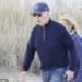 Biden se convierte en el protagonista de un vídeo viral tras tropezar varias veces al caminar por la playa