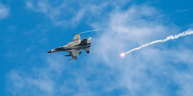 China movilizó tropas para vigilar el paso de un avión de EE. UU. por el estrecho de Taiwán