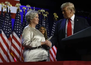 ¿Quién es Susie Wiles, la destacada estratega de Donald Trump que deja atrás el anonimato para convertirse en jefa de gabinete?