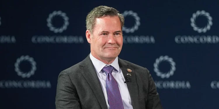 Trump nombra a Michael Waltz como asesor de seguridad nacional, conocido por su postura dura contra Nicolás Maduro