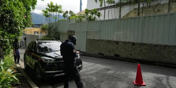 ABC: Maduro convierte a los asilados en la Embajada de Argentina en rehenes canjeables