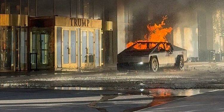 Tesla Cybertruck explotó frente al Trump International Hotel en Las Vegas este primero de enero