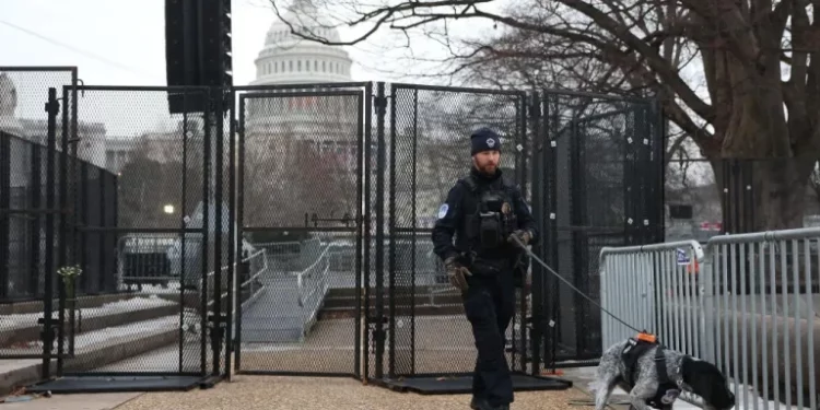 Arrestan a un hombre armado frente al Capitolio de Estados Unidos