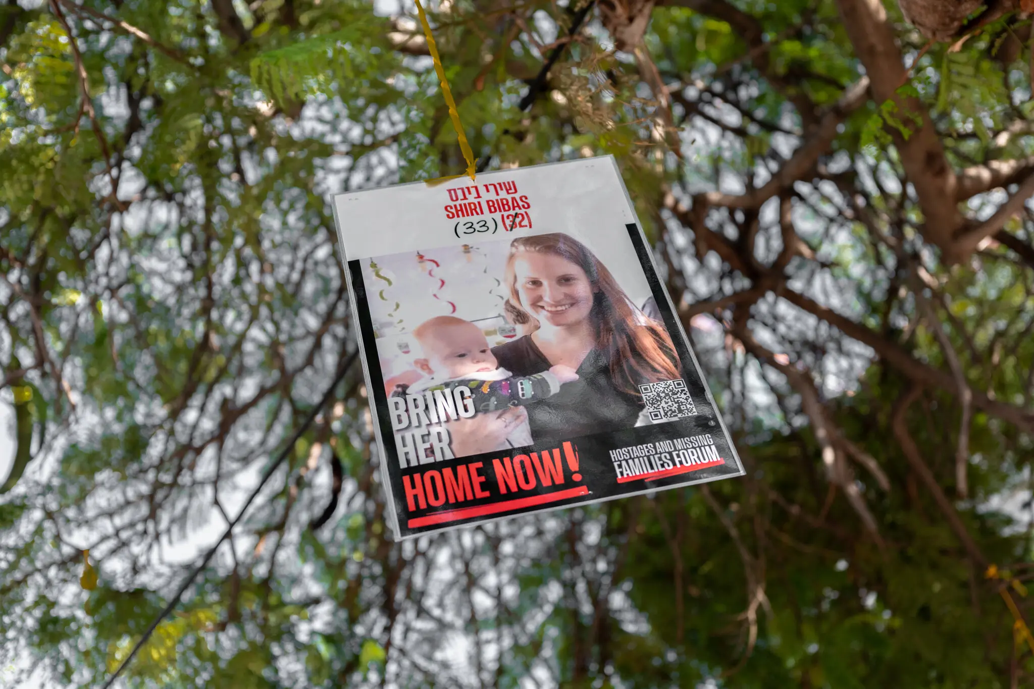 Un cartel de Shiri Bibas en Tel Aviv el mes pasado. Cuando ella y sus hijos fueron capturados, la Sra. Bibas tenía 32 años, Ariel 4 y Kfir era un bebé de 9 meses.Credit...Amit Elkayam para The New York Times