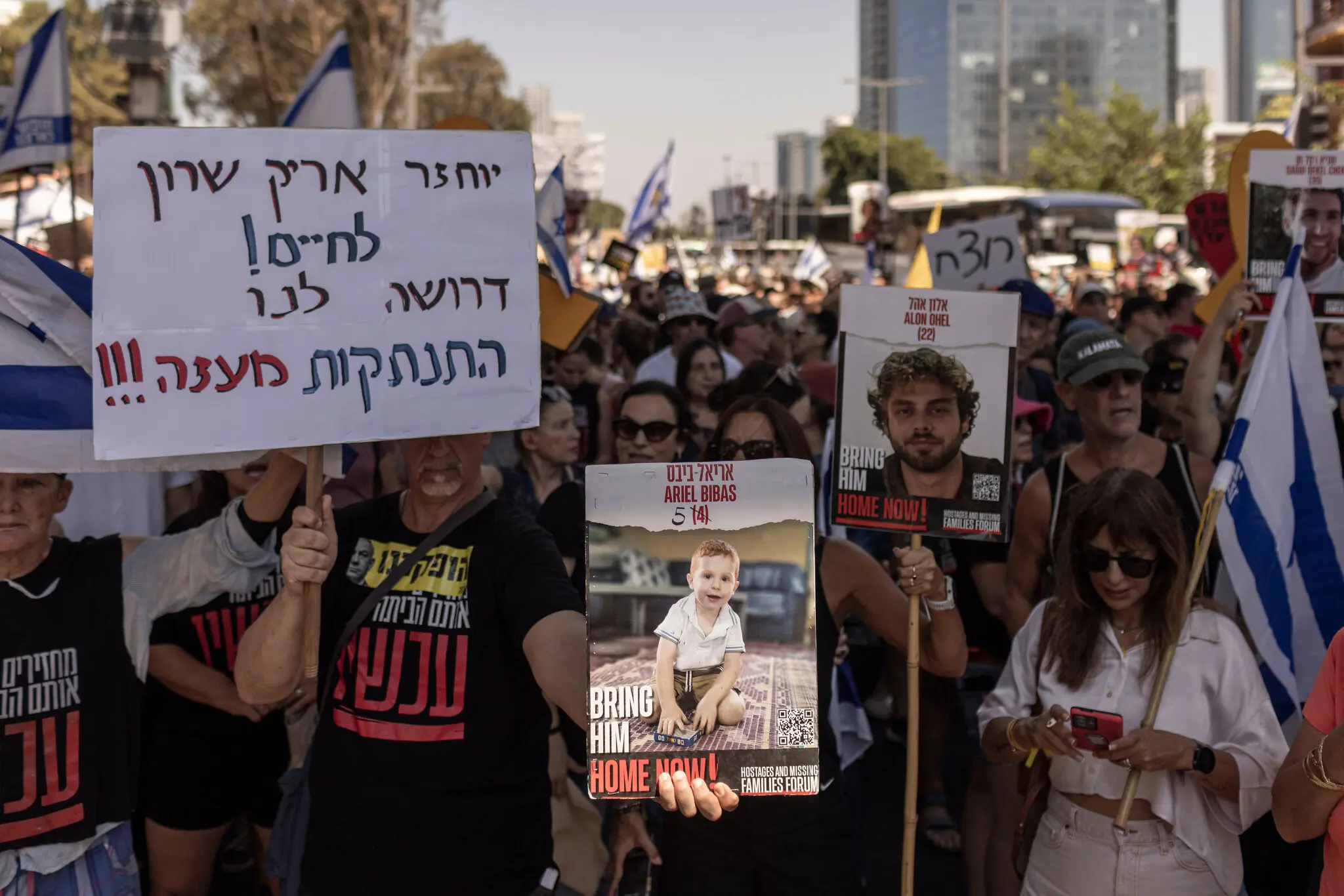 Manifestación en Tel Aviv en septiembre para pedir la liberación de los rehenes, entre ellos Ariel Bibas, en el centro de la imagen.Credit...Avishag Shaar-Yashuv para The New York Times