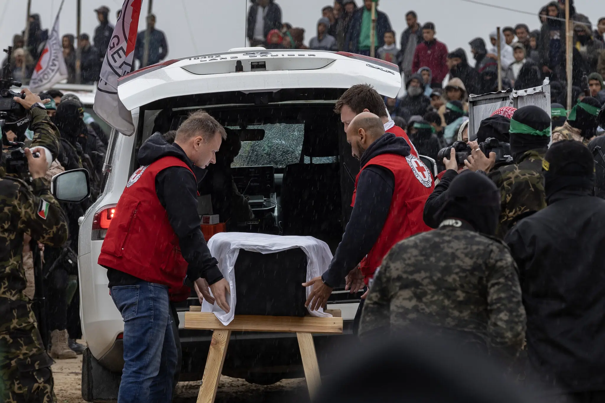 Se esperaba que los cuatro cadáveres que Hamás dijo haber liberado fueran sometidos a pruebas forenses en Israel para confirmar sus identidades.Credit...Saher Alghorra para The New York Times