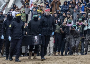 NYT: con ataúdes y burlas, Hamás entrega rehenes muertos a Israel