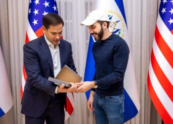 Un acuerdo sin precedentes: Bukele acepta recibir a miembros del Tren de Aragua deportados desde EE.UU.