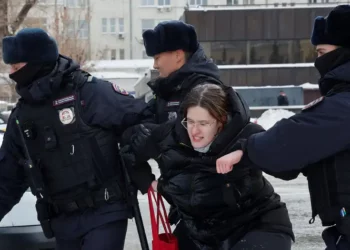 Arrestan a 153 personas en Rusia por asistir a homenajes a Navalny