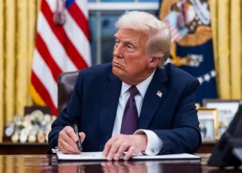 Un juez federal bloquea temporalmente la orden de Trump de congelar la ayuda exterior