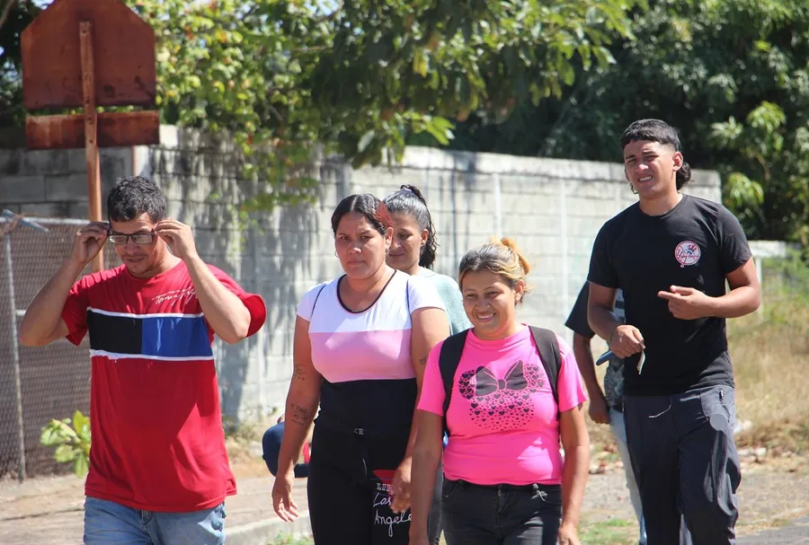 Migrantes caminan después de regresar de la Comisión Mexicana de Ayuda a Personas Refugiadas (Comar), en espera de resolver su situación migratoria en la ciudad de Tapachula en el estado de Chiapas (México). EFE/Juan Manuel Blanco