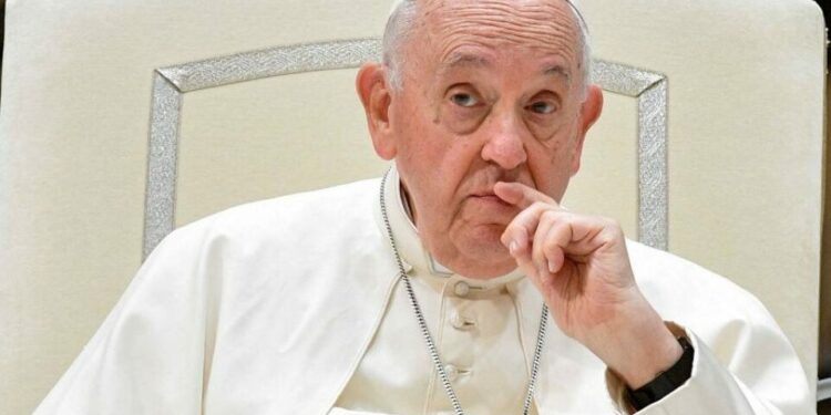 Papa Francisco muestra mejoría y se levanta de la cama en medio de tratamiento por neumonía