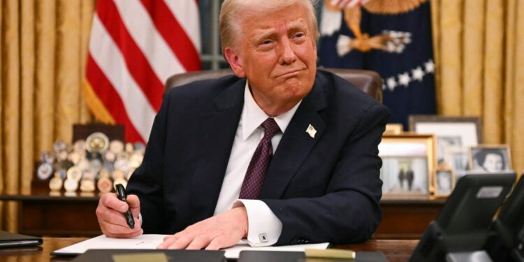 Donald Trump emitió orden ejecutiva para pausar nuevas investigaciones y acciones de cumplimiento bajo la Ley de Prácticas Corruptas en el Extranjero