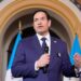 El Secretario de Estado de EE.UU., Marco Rubio, habla después de un recorrido por un centro de retorno de migrantes y una demostración de un perro entrenado para olfatear narcóticos, en el Aeropuerto Internacional La Aurora en Ciudad de Guatemala, 5 de febrero de 2025. Mark Schiefelbein/Pool vía REUTERS Imagen: 1/2