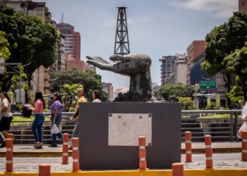 Reuters: El petróleo sube por quinto día consecutivo por preocupaciones en el suministro tras los aranceles a Venezuela