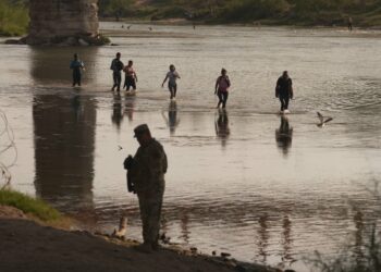 Trump celebra caída histórica en cruces ilegales en la frontera