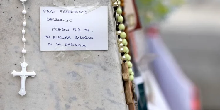 El papa prosigue la fisioterapia respiratoria y motora en su día 27 de hospitalización