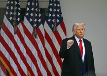 Trump financiará personalmente dos banderas gigantes para la Casa Blanca
