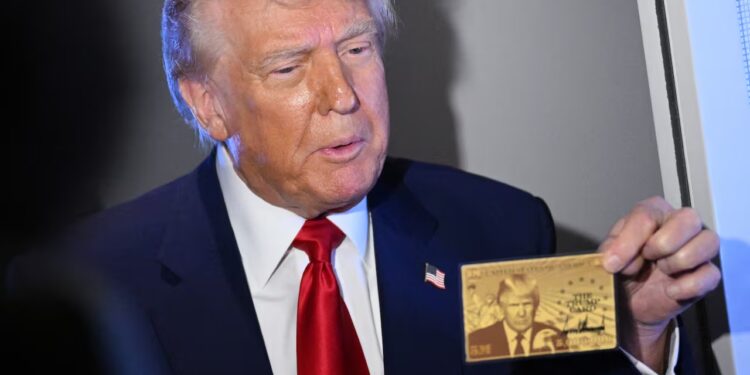 ¿De qué trata la ‘Tarjeta Dorada’ que Trump presentó para inmigrantes ricos?