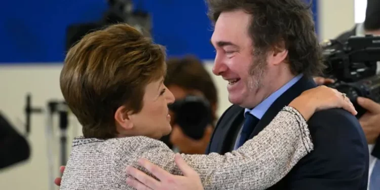 Por qué Milei debió pedir ayuda al FMI tras haberlo criticado duramente en el pasado