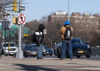 Muchos migrantes dejan los refugios de Nueva York por miedo a las expulsiones masivas de Trump