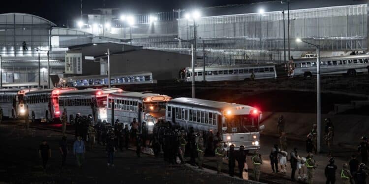 Un «error administrativo» envía a un padre de Maryland a una cárcel salvadoreña