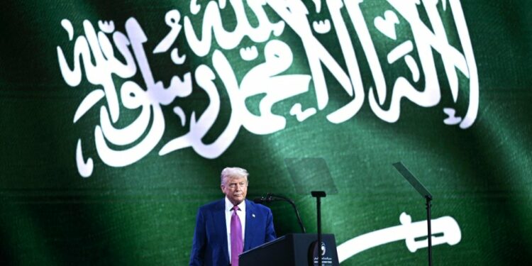 Trump y Arabia Saudí cierran un acuerdo histórico de 600.000 millones de dólares en defensa, minerales y energía