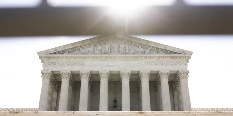 El Tribunal Supremo de EE.UU. permite a Trump retirar la protección legal a miles de venezolanos