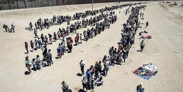 EEUU prioriza detener migrantes «criminales» en redadas laborales, dice zar de la frontera