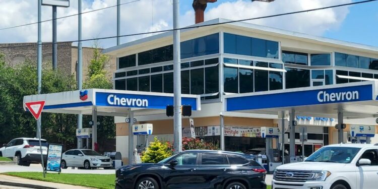 El Tiempo: EE.UU. aprieta a Venezuela en su principal fuente de ingresos, este es el impacto previsto en la economía