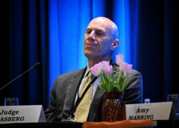 Un fallo del juez Boasberg ordena al Gobierno garantizar que los migrantes deportados a El Salvador impugnen su expulsión