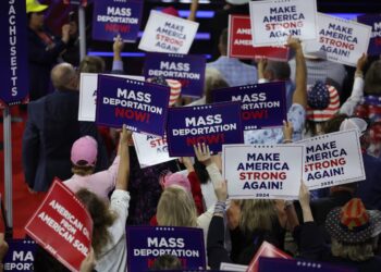 Mayoría de los votantes aprueba el programa de deportación de Trump, según encuesta de CBS News