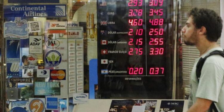 El euro continúa debilitándose frente al dólar por la guerra en Oriente Medio