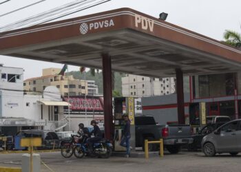 Bloomberg en línea: Venezuela se prepara para subir 50% el precio de la gasolina tras salida de Chevron