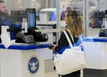 BBC: 4 preguntas para entender cómo las restricciones de viaje anunciadas por Trump afectan a ciudadanos de Venezuela y Cuba