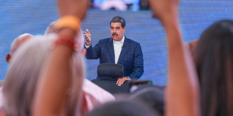 El País: El chavismo intensifica la persecución por el uso del dólar fuera del mercado oficial