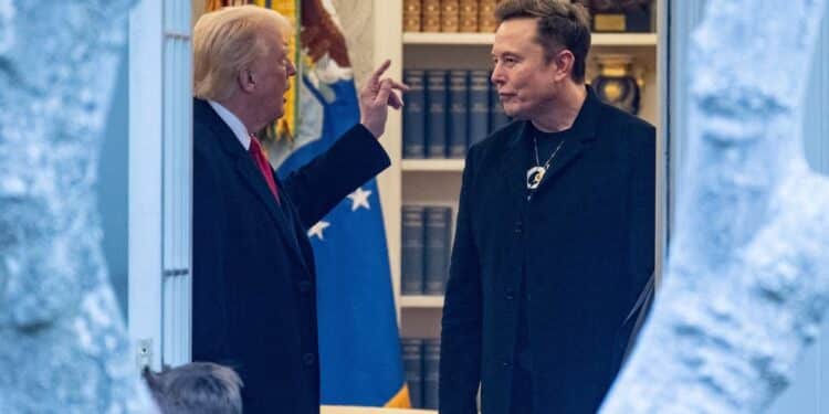 Trump califica de “ridículo” y “tren descarrilado” a Elon Musk tras anuncio de nuevo partido político