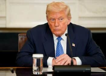 Trump analiza invitar a Zelenski a su encuentro con Putin en Alaska, según medios