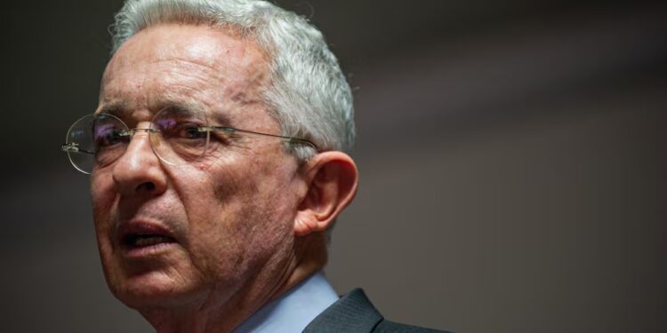 El expresidente Álvaro Uribe es condenado a 12 años de prisión domiciliaria inmediata