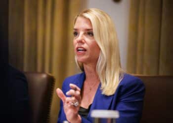 Bondi acusó a Maduro de sobornar a otros países para trasladar droga por vía aérea