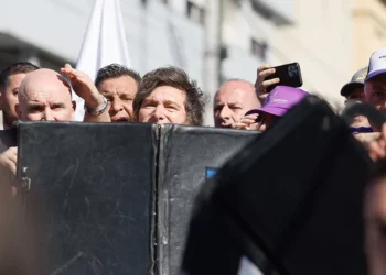 Javier Milei es evacuado de un acto electoral por incidentes con manifestantes opositores