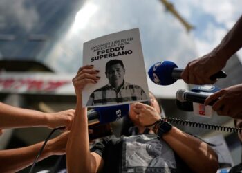 El País: Más de 850 presos políticos siguen en las cárceles de Venezuela