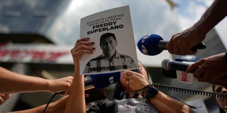 El País: Más de 850 presos políticos siguen en las cárceles de Venezuela