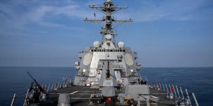 Los destructores estadounidenses se dirigen hacia las aguas frente a Venezuela, mientras Trump pretende presionar a los cárteles de la droga